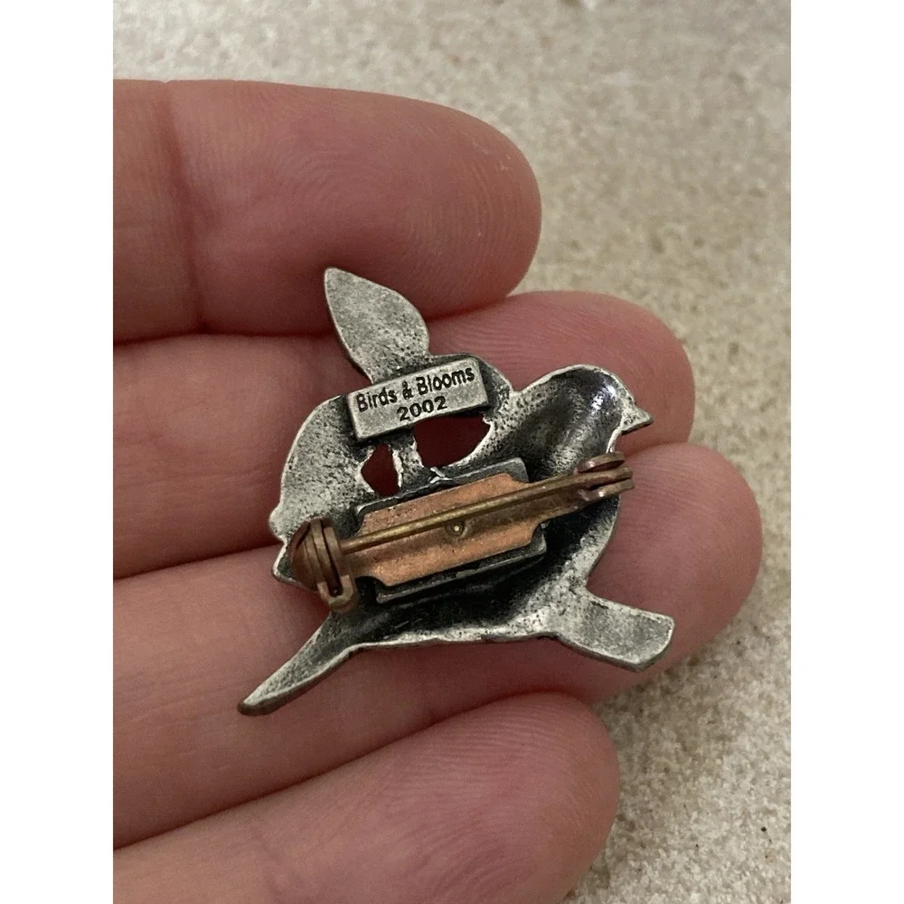 Birds & Blooms‎ 2002 Silver Tone Bird Berry Branch Brooch Pin Nature Wildlife